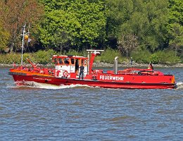 BRANDDIREKTOR KRÜGER - 23m [KEINE IMO-NUMMER] Feuerwehr Aufnahme: 2016-05-05 Baujahr: 1982 | Breite: 6m | Tiefgang: 2,01m Maschinenleistung: 750 PS | Geschwindigkeit: 13 kn