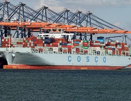 COSCO NETHERLANDS - 366m [IMO:9516430] Containerschiff (Container ship) Aufnahme: 2016-04-28 Baujahr: 2013 | DWT: 157000t | Breite: 51m | Tiefgang: 15,5m | Ladekapazität: 13386 TEU...