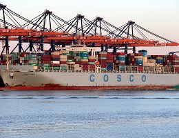 COSCO ITALY - 366m [IMO:9516454] Containerschiff (Container ship) Aufnahme: 2018-02-07 Baujahr: 2014 | DWT: 156610t | Breite: 51m | Tiefgang: 15,5m | Ladekapazität: 13386 TEU...