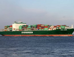EVER LEGEND - 335m [IMO:9604093] Containerschiff (Container ship) Aufnahme: 2013-12-29 Baujahr: 2013 | DWT: 104257t | Breite: 46m | Tiefgang: 14,2m | Ladekapazität: 8452 TEU...