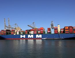 HMM HELSINKI - 400m [IMO:9863340] Containerschiff (Container ship) Aufnahme: 2021-05-29 Baujahr: 2020 | DWT: 200000t | Breite: 61m | Tiefgang: 16,5m | Ladekapazität: 23964 TEU...