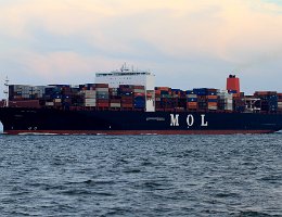MOL QUARTZ - 368m (ex) [IMO:9632002] Containerschiff (Container ship) Aufnahme: 2015-10-03 Neuer Name: APL SINGAPURA Baujahr: 2013 | DWT: 150166t | Breite: 51m | Tiefgang: 16,0m |...