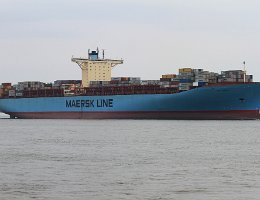 EBBA MAERSK - 398m [IMO:9321524] Containerschiff (Container ship) Aufnahme: 2015-07-12 Baujahr: 2006 | DWT: 156907t | Breite: 57m | Tiefgang: 16m | Ladekapazität: 15500 TEU...