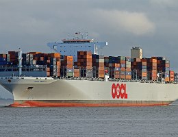 OOCL BERLIN - 366m [IMO:9622605] Containerschiff (Container ship) Aufnahme: 2013-12-28 Baujahr: 2013 | DWT: 144143t | Breite: 48m | Tiefgang: 15,5m | Ladekapazität: 13208 TEU...