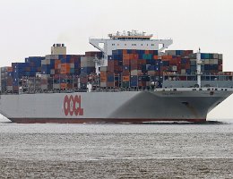 OOCL BRUSSELS - 366m [IMO:9622590] Containerschiff (Container ship) Aufnahme: 2015-07-12 Baujahr: 2013 | DWT: 144150t | Breite: 48m | Tiefgang: 15,5m | Ladekapazität: 13208 TEU...