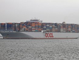 OOCL CHONGQING - 366m [IMO:9622629] Containerschiff (Container ship) Aufnahme: 2015-10-10 Baujahr: 2013 | DWT: 144150t | Breite: 48m | Tiefgang: 15,5m | Ladekapazität: 13208 TEU...