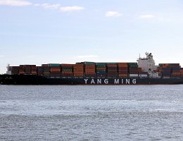 YM ESSENCE - 259m [IMO:9496599] Containerschiff (Container ship) Aufnahme: 2020-08-25 Baujahr: 2014 | DWT: 57320t | Breite: 37m | Tiefgang: 12,8m | Ladekapazität: 4662 TEU...