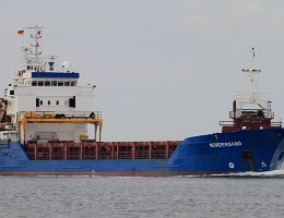 NORDERSAND - 99m [IMO:9289790] Frachtschiff (General Cargo) Aufnahme: 2015-07-11 Baujahr: 2004 | DWT: 4512t | Breite: 13,80m | Tiefgang: 5,74m Maschinenleistung: 2880 KW |...