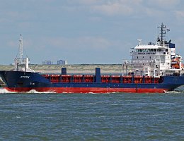 KERTU - 101m [IMO:9344368] Frachtschiff (General Cargo) Aufnahme: 2016-07-06 Baujahr: 2005 | DWT: 4800t | Breite: 15,44m | Tiefgang: 5,63m Maschinenleistung: 2431 KW |...