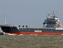 CATHY JO - 111m [IMO:9419278] Frachtschiff (General Cargo) Aufnahme: 2015-04-02 Baujahr: 2008 | DWT: 6000t | Breite: 14m | Tiefgang: max. 6,25m Maschinenleistung: 2640 KW |...