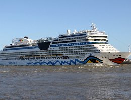 AIDAmar - 253m [IMO:9490052] Kreuzfahrtschiff (Cruise Ship) Neuaufnahme: 2020-03-12 Baujahr: 2012 | DWT: 7757t | Breite: 32,2m | Tiefgang: max. 7,3m | Passagiere: 2030...