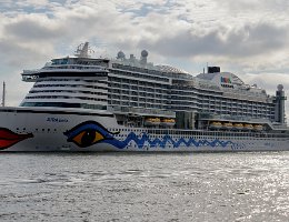 AIDAperla - 300m [IMO:9636967] Kreuzfahrtschiff (Cruise Ship) Neuaufnahme: 2018-07-13 Baujahr: 2017 | DWT: 9200t | Breite: 37,60m | Tiefgang: max. 8,25m | Passagiere: 3250...