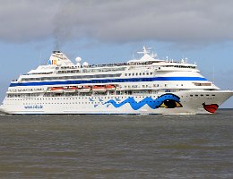 AIDAcara - 193m [IMO:9112789] Kreuzfahrtschiff (Cruise Ship) Aufnahmen: 2015-04-03 Baujahr: 1996 | DWT: 3752t | Breite: 27,60m | Tiefgang: max. 6,00m | Passagiere: 1186...