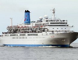 THOMSON SPIRIT - 215m (+) [IMO:8024014] Kreuzfahrtschiff (Cruise Ship) (+) (verschrottet/scrapped 2019) Aufnahme: 2014-08-04 Baujahr: 1983 | DWT: 4217t | Breite: 27,26m | Tiefgang: max....
