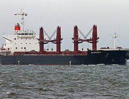 AM BREMEN - 190m [IMO:9566473] Massengutfrachter (Bulk Carrier) Aufnahme: 2014-12-27 Baujahr: 2012 | DWT: 56155t | Breite: 32,25m | Tiefgang: 12,71m Maschinenleistung: 9480 KW |...