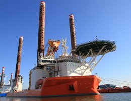 BOLD TERN - 132m [IMO:9583794] Offshore-Windkraftanlagen-Errichterschiff Aufnahme: 2015-10-03 Baujahr: 2013 | DWT: 9033t | Breite: 39m | Tiefgang: 5,80m Geschwindigkeit: 12,0 kn...