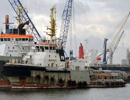 SMIT ANGOLA - 50m [IMO:9479694] Schlepper (Tug) Neuaufnahme: 2020-07-03 (2020-03-12) Baujahr: 2010 | Bollard pull: 98t | Breite: 15m | Tiefgang: 6,74m Maschinenleistung: 5440 KW...