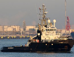 EN AVANT 20 - 32m [IMO:9408645] Schlepper (Tug) Aufnahme: 2016-02-17 Baujahr: 2006 | Bollard pull: 70t | Breite: 12m | Tiefgang: 5,00m Maschinenleistung: 3744 KW |...