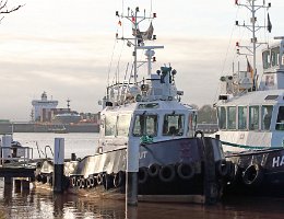 HELMUT- 16m [KEINE IMO-NR.] Inland- Schlepper (Tug) Aufnahme: 2015-12-28 Baujahr: 2007 | Bollard pull: 17t | Breite: 6m | Tiefgang: 2,30m Maschinenleistung: 896 KW |...