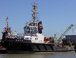 Wulf 9 - 33m [IMO:8714243] Hafenschlepper (Tug) Neuaufnahme: 2021-06-13 (2016-12-29) Baujahr: 1988 | Bollard pull: 54t | Breite: 10m | Tiefgang: 5,00m Maschinenleistung:...