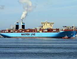 [Besonderes] MAYVIEW MAERSK Das Containerschiff MAYVIEW MAERSK dreht im Hafen von Rotterdam...