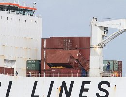 Details - 0001 Umgekippte Container auf der Grande Angola