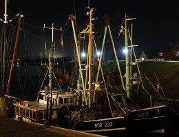 [Nachtaufnahme] NOR 232 GRE 2 Fischkutter abends in Greetsiel