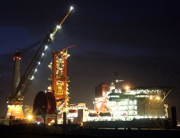 [Nachtaufnahme] AEGIR Der Pipeline-Verleger AEGIR im Hafen von Rotterdam...