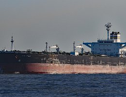 weiteres Foto: ALFA ITALIA - 249m (dA) [IMO:9255880] - doppelte Aufnahme Rohöltanker (Crude Oil Tanker) Aufnahme: 2015-12-09 Baujahr: 2002 | DWT: 105588t | Breite: 43,04m | Tiefgang: 14,32m...